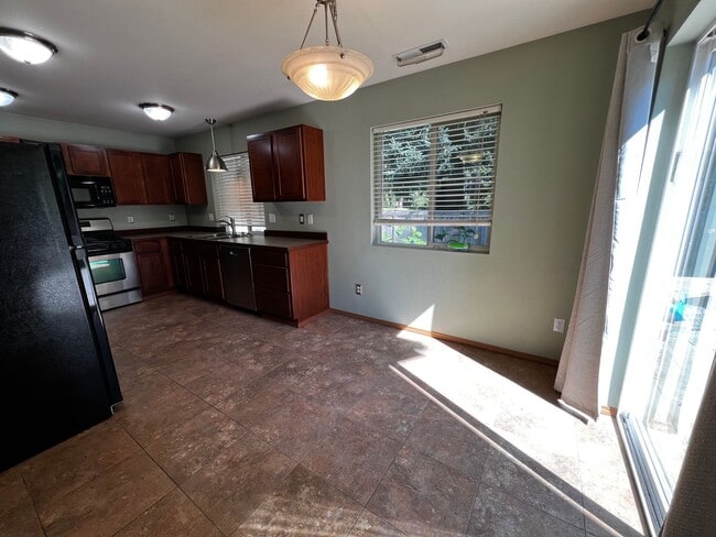 Building Photo - 3 Bedroom 2.5 Bath DuPont Home for Rent