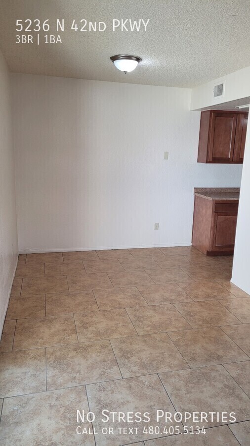 Building Photo - 3 Bed Town Home off 43rd Ave & Camelback Rd!