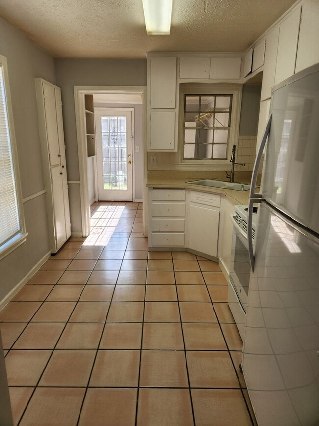 Building Photo - HUD ACCEPTED!! Adorable updated 2bedroom 1...