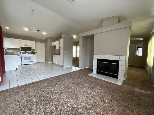 Building Photo - Single story Rosamond Home