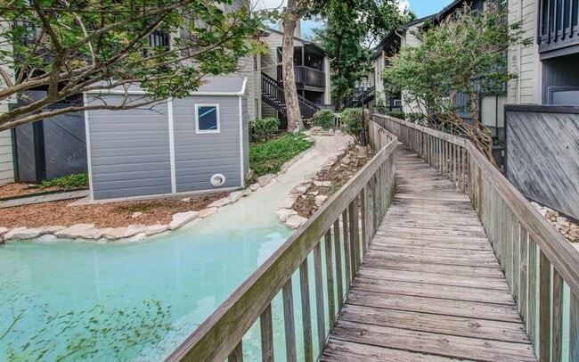 Building Photo - 9009 Richmond Ave