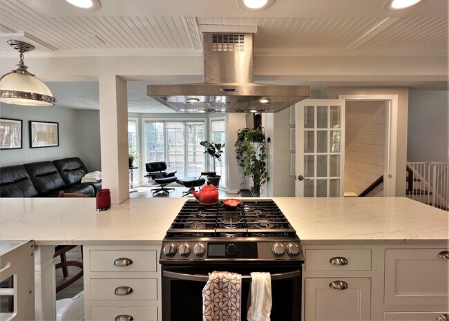 Building Photo - 4 Day St