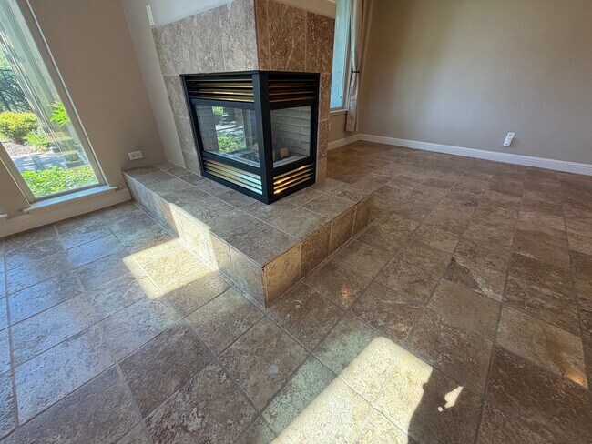 Building Photo - 3 bedroom Serrano home with view