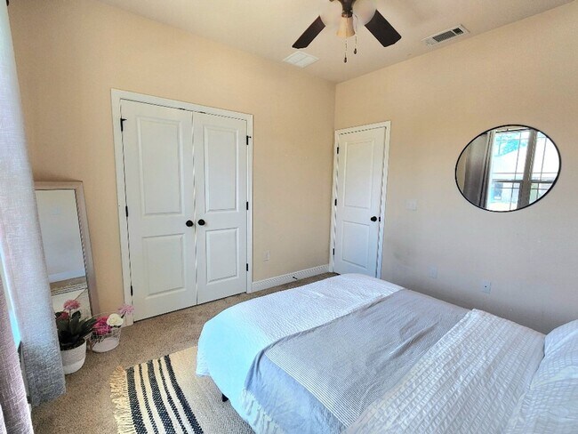 Building Photo - Discover Fine Living in this Captivating 3 Bed/2 Bath Home!