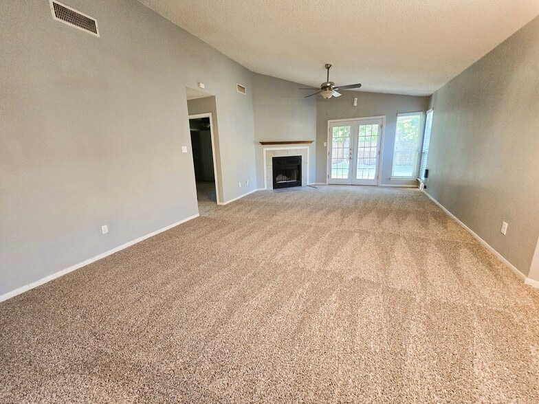 Building Photo - 3213 Honeysuckle Dr