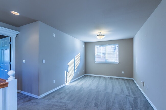 Building Photo - Spacious 4-Bedroom Haven in Kent with 2.5 Bathrooms and 2,570 Sq Ft of Comfort!