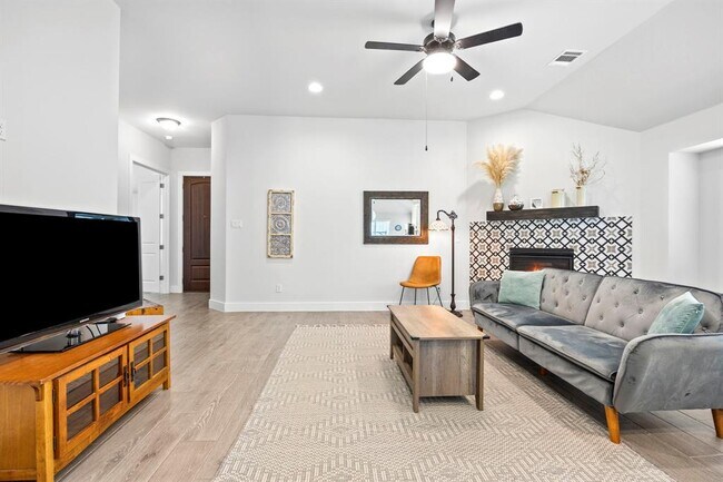 Building Photo - 532 Elm Green St