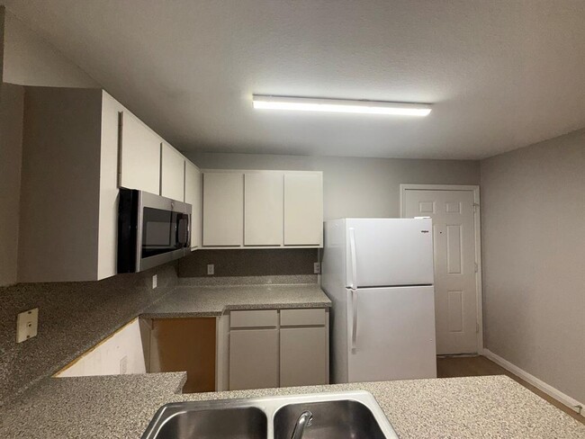Building Photo - 2906 Kestrel Dr