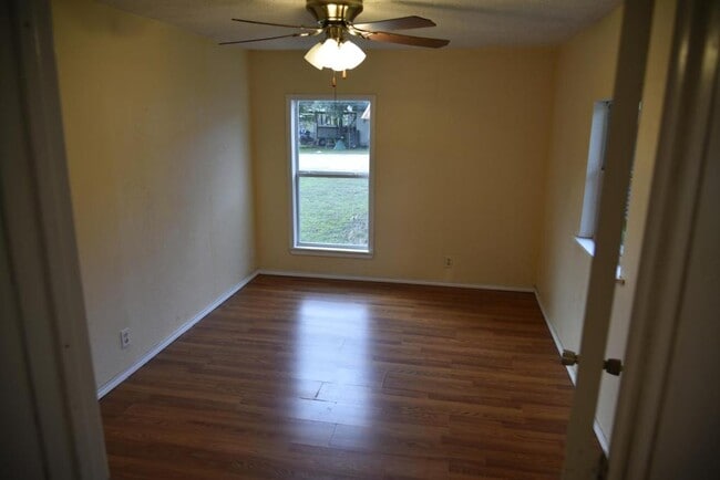 Building Photo - 302 S Oneal St