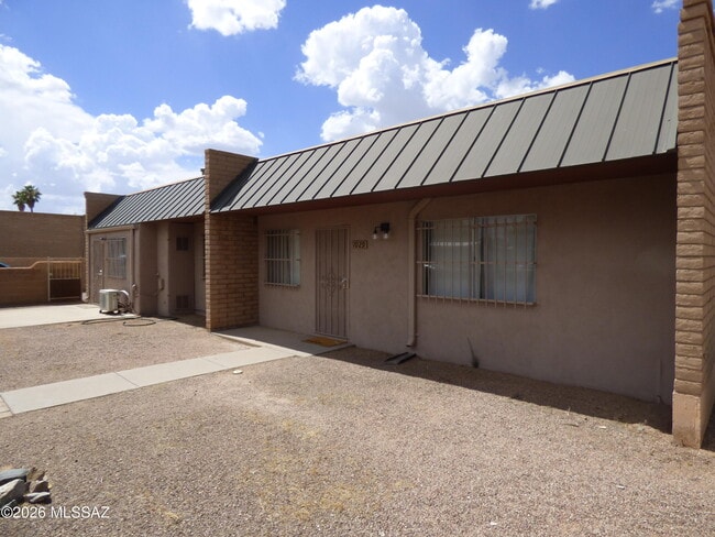 Building Photo - 1029 E Irwin Pl