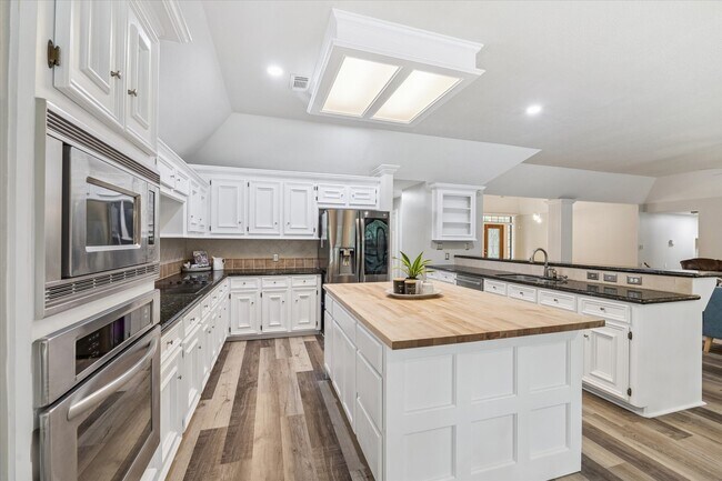 Building Photo - 23818 Pin Oak Dr