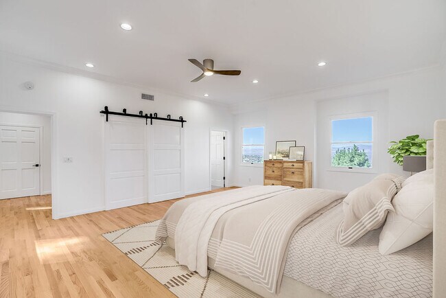 Building Photo - 15851 Mulholland Pl