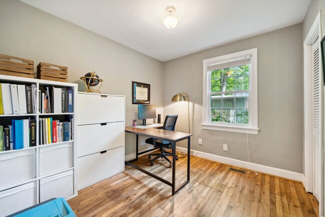 Building Photo - Available Early August! Beautiful 3-bedroo...