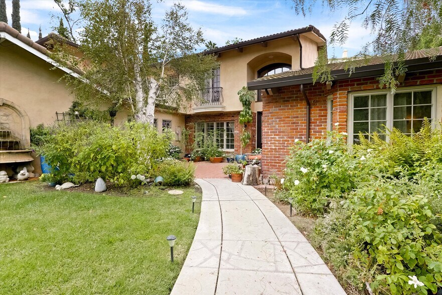 Building Photo - 4751 Topeka Dr