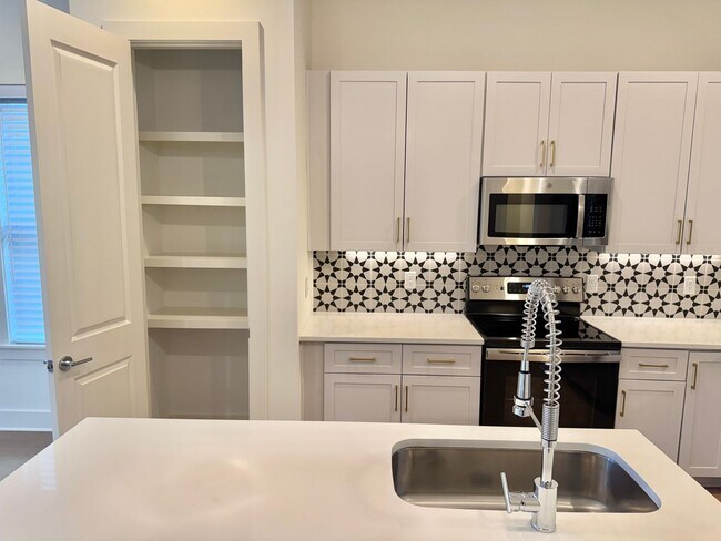 Building Photo - 3 Bedroom, 2.5 Bathroom Home w/ 2 Car Garage in Downtown Franklin