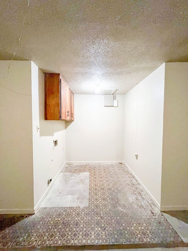 Building Photo - This 3 bedroom, 2 bathroom, 2 car garage h...