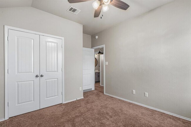 Building Photo - 220 Chickadee Ln