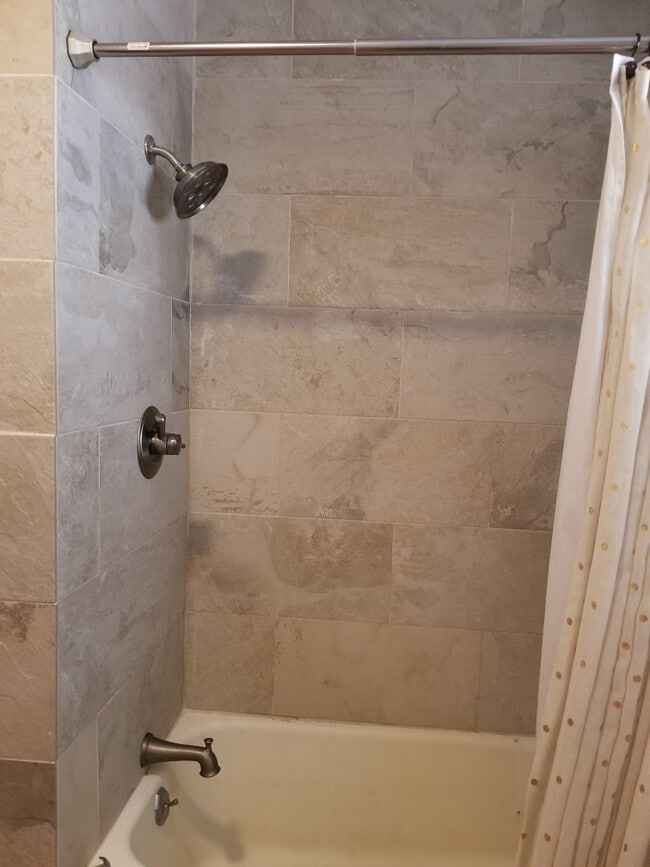 Building Photo - 836 W Knapp Ave