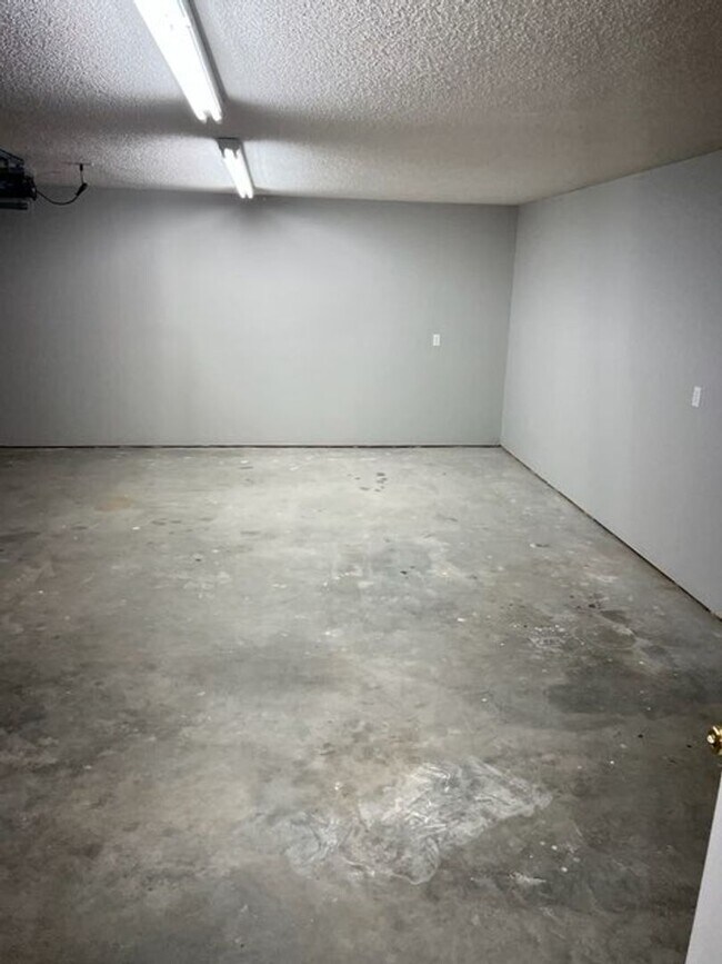 Building Photo - Gorgeous Home in the Heart Hinesville