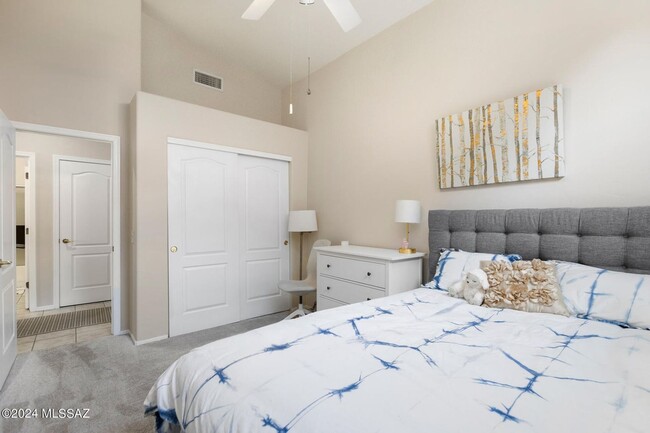 Building Photo - Oro Valley Stunner