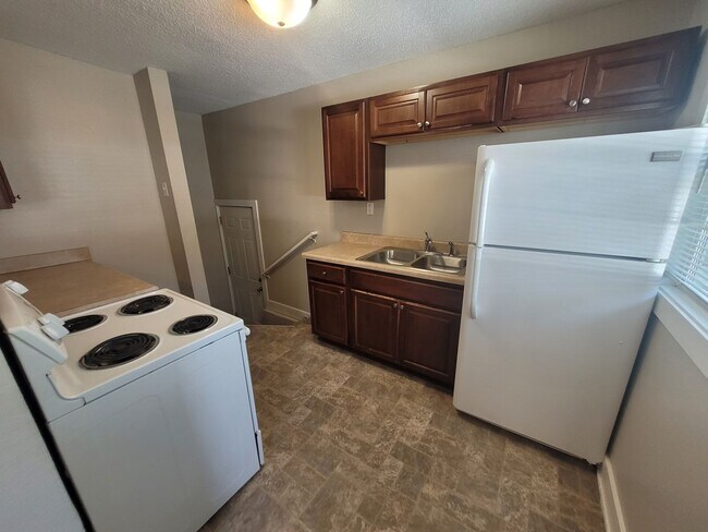 Building Photo - 2 Bedroom, 2 Bathroom Home with large garage!