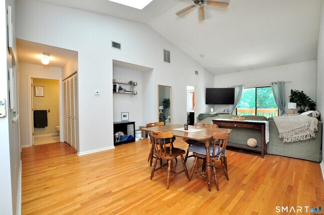Building Photo - 30 Simsbury Landing
