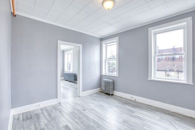 Building Photo - Oversized 3 Bedroom 1 Bathroom in Blackrock Neighborhood