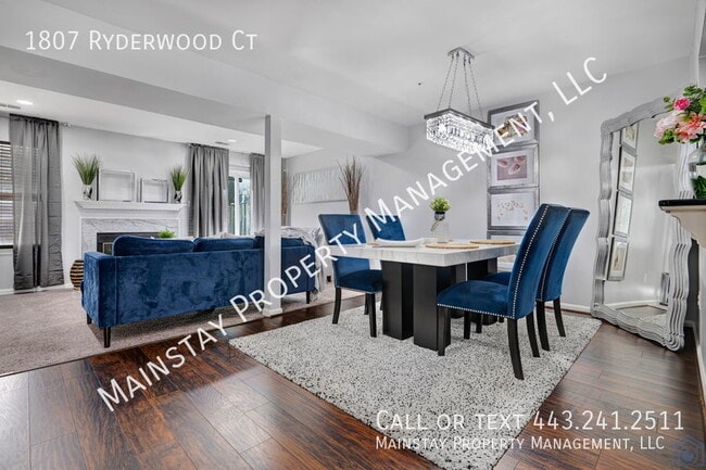 Building Photo - 3 Bedroom Townhome Optionally Furnished!