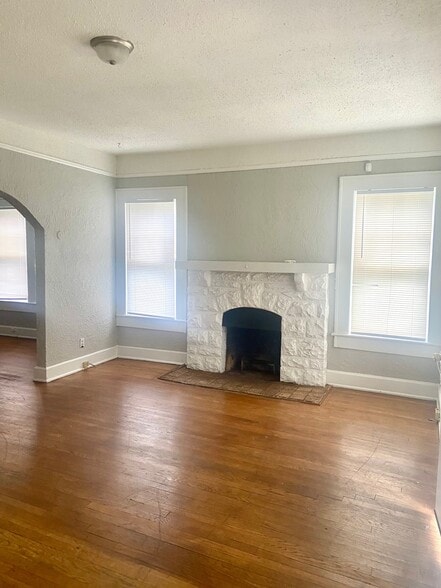 Building Photo - 420 10th Ave S