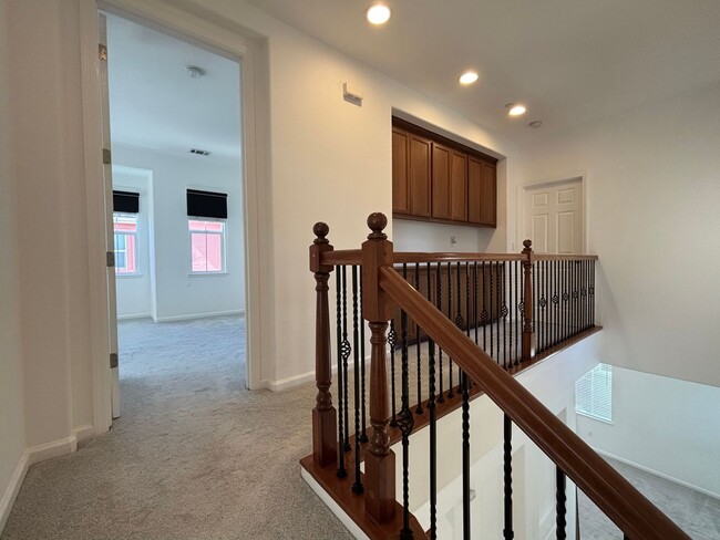 Building Photo - Gorgeous 4 Bed, 3 Bath in Brentwood with S...