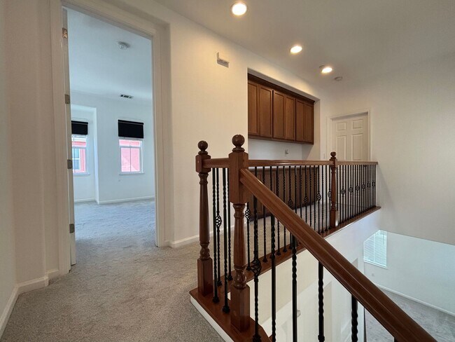 Building Photo - Gorgeous 4 Bed, 3.5 Bath in Brentwood