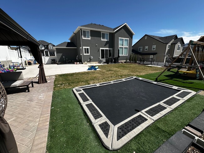 Building Photo - 353 N High Ridge Rd