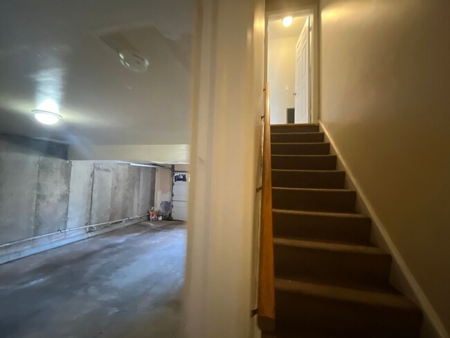 Building Photo - 2 Bed/ 1 Bath- Renovated Duplex Apt W/ Gar...