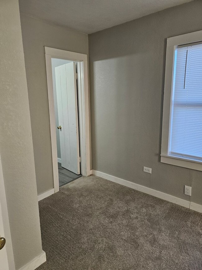 Building Photo - 1 Bedroom home for rent now!