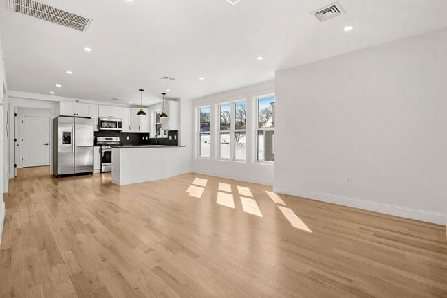 Building Photo - 55 Dustin St