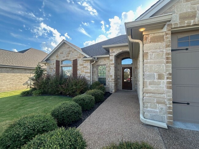 Building Photo - Beautiful Midway ISD Home