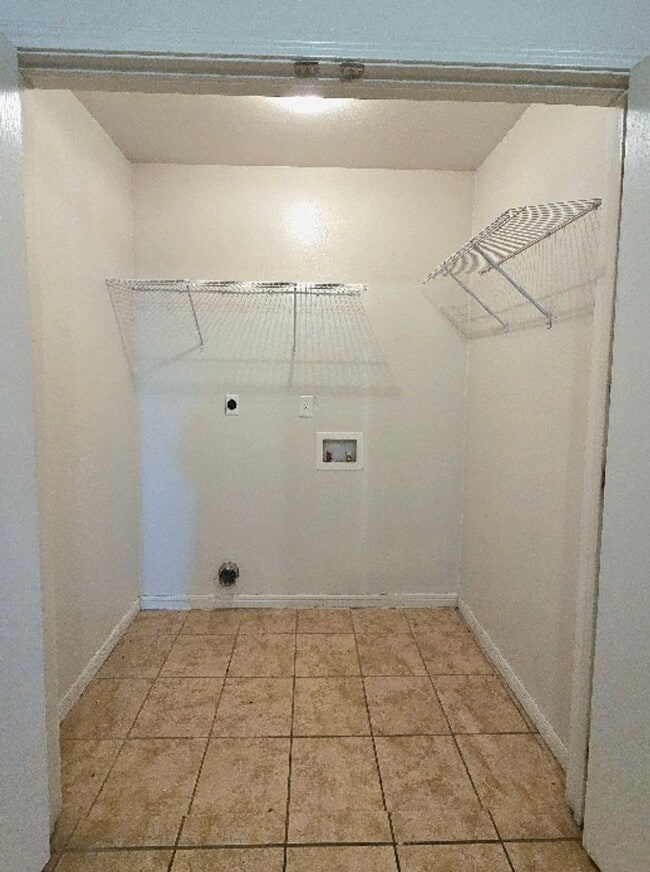 Building Photo - AVAILABLE NOW! (SECTION 8 ACCEPTED)