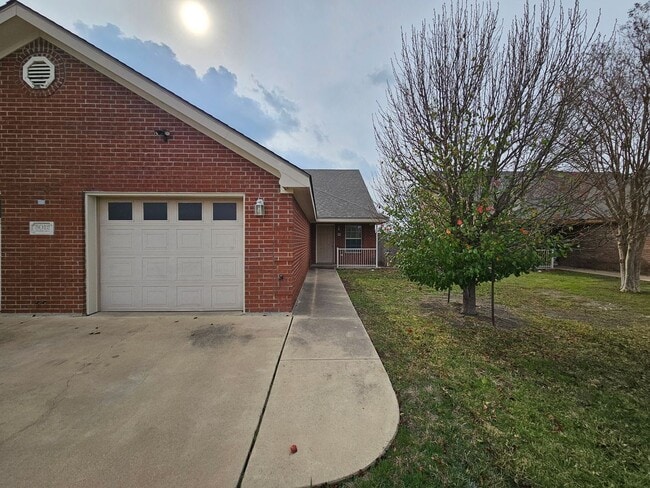 Building Photo - AVAILABLE NOW!