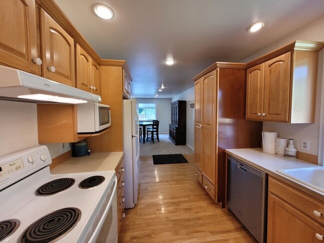 Building Photo - Fully Furnished Cottage 1 Bedroom - Marine Dr