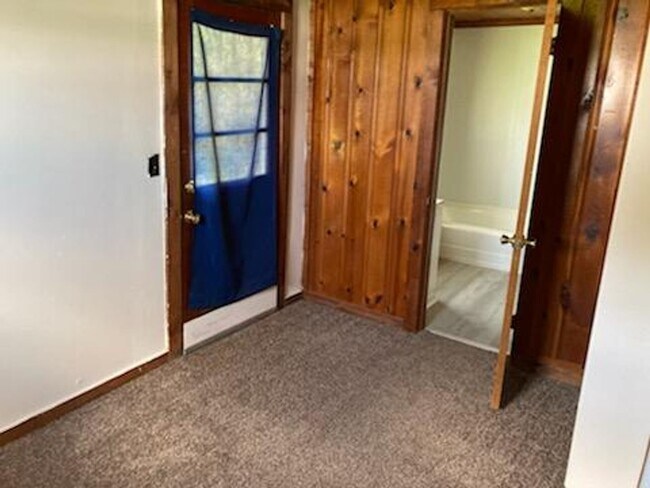 Building Photo - Water-Front Living