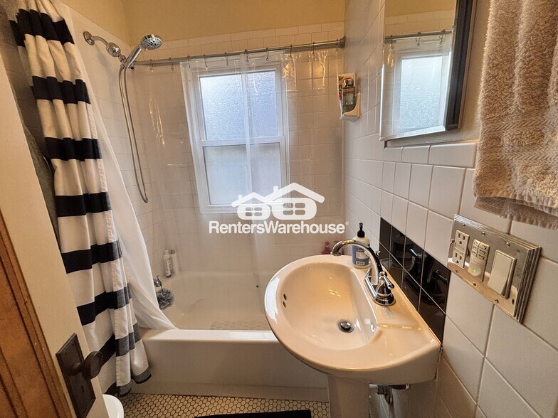 Building Photo - 1211 34th St