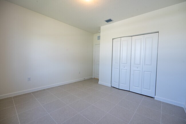 Building Photo - 2485 SE 29th Dr