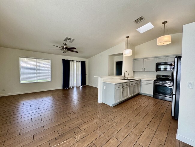 Building Photo - Midvale beauty 3 bed 2 bath