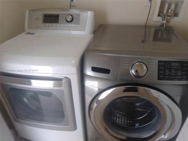 Building Photo - 3364 SW 28th Terrace