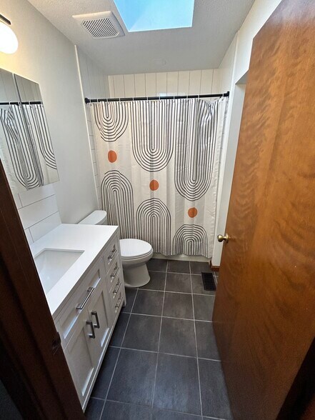 Building Photo - 6166 River Bluff Dr