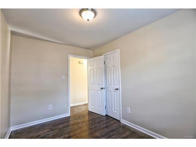Building Photo - 220 W 31st St