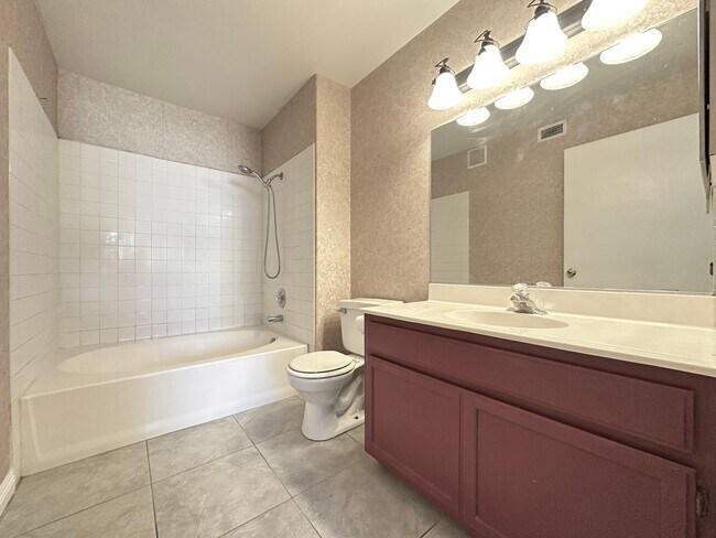 Building Photo - Lakeview Condo