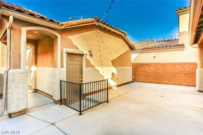 Building Photo - Southwest Three Bedroom Home!!!