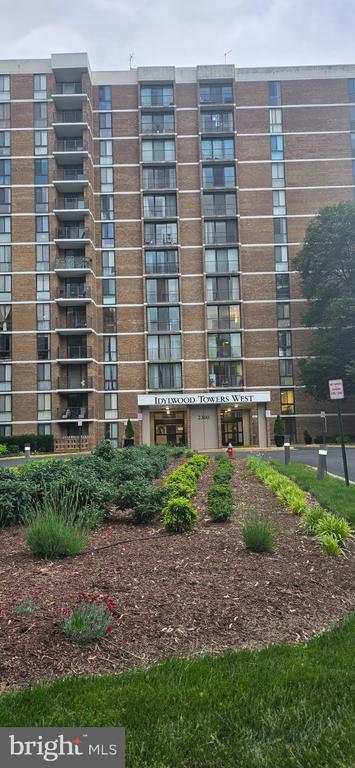 Building Photo - 2300 Pimmit Dr