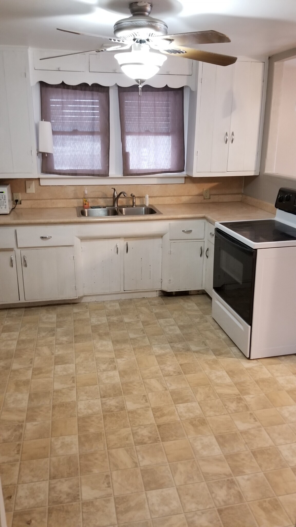 Building Photo - 705 E 10th St